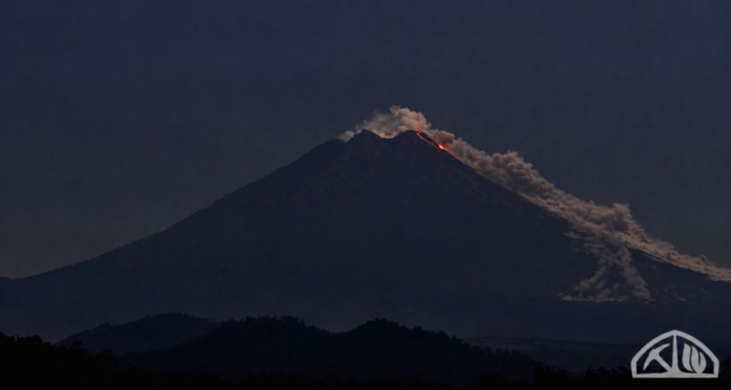 Status siaga, Gunung Merapi luncurkan awan panas ke arah Kali Boyong