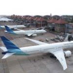 Pesawat Garuda Indonesia dan AirAsia bersiap di landasan pacu bandara