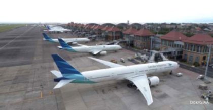Pesawat Garuda Indonesia dan AirAsia bersiap di landasan pacu bandara