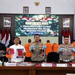 Polres Siak mengamankan delapan tersangka dan barang bukti dalam pengungkapan sindikat pemalsuan SIM.