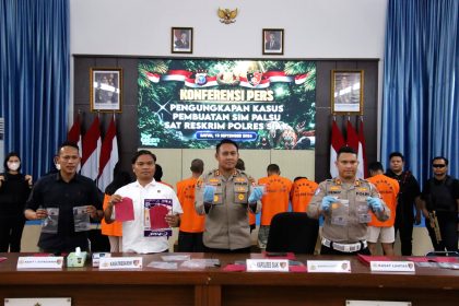 Polres Siak mengamankan delapan tersangka dan barang bukti dalam pengungkapan sindikat pemalsuan SIM.