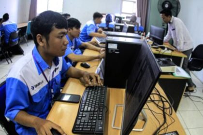 Wakil Menteri Perindustrian Faisol Riza saat berdialog dengan pelaku industri terkait pembahasan RUU Ketenagakerjaan