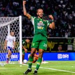 Alex Martins merayakan gol kemenangan Persebaya Surabaya ke gawang PSIM Yogyakarta