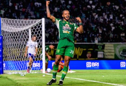 Alex Martins merayakan gol kemenangan Persebaya Surabaya ke gawang PSIM Yogyakarta