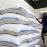 Tumpukan karung beras di dalam gudang penyimpanan Perum Bulog yang akan dilelang untuk bahan baku industri tepung.