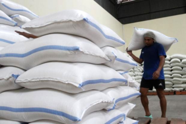 Tumpukan karung beras di dalam gudang penyimpanan Perum Bulog yang akan dilelang untuk bahan baku industri tepung.