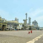Papan layar elektronik menampilkan grafik pergerakan harga saham dan komoditas minyak di bursa efek