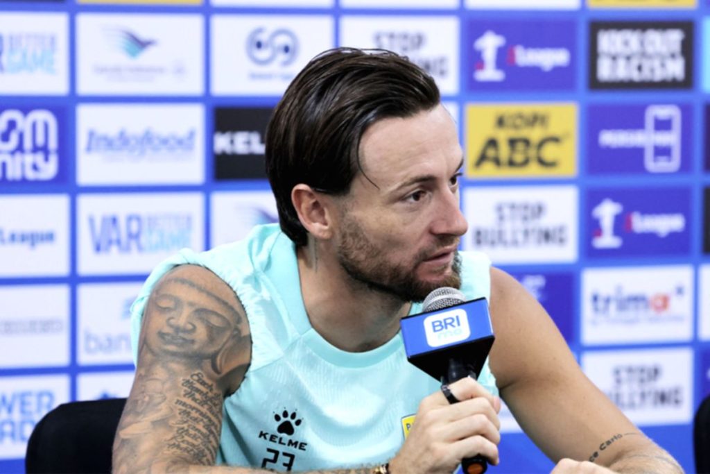 Marc Klok bersama pemain Persib Bandung saat disambut hangat oleh Bobotoh di Korea Selatan