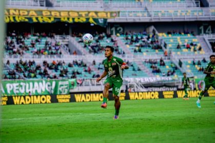 Toni Firmansyah saat bertanding untuk Persebaya Surabaya di Stadion Gelora Bung Tomo