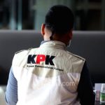 Penyidik KPK melakukan penggeledahan di rumah kediaman mertua kontraktor Adi Sumarta di Bengkulu