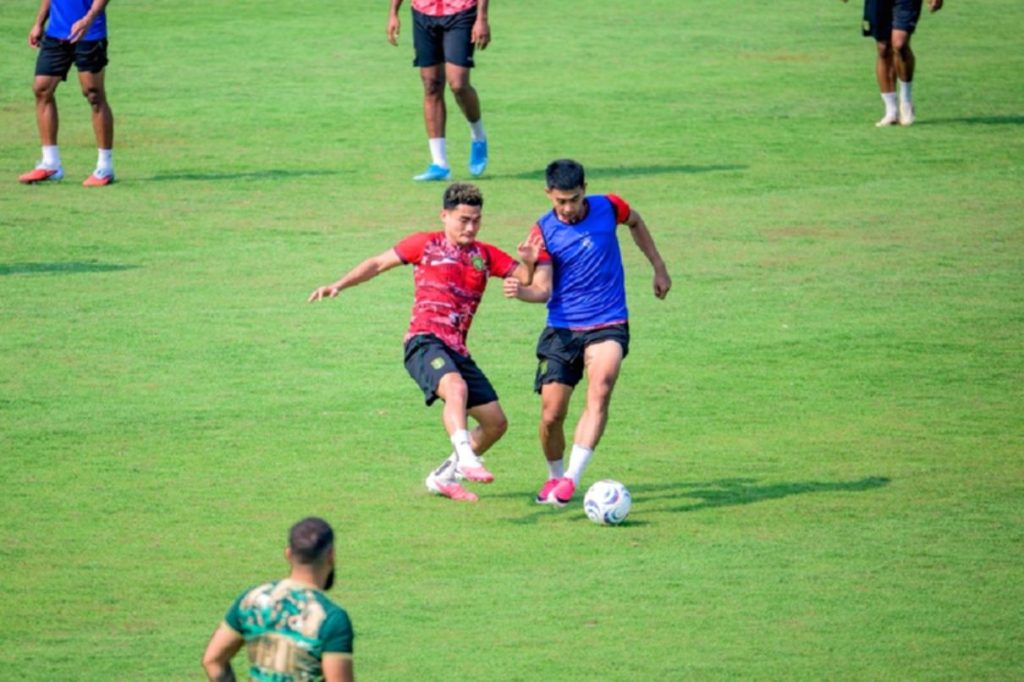 Pelatih Persebaya Surabaya, Bernardo Tavares, memberikan keterangan dalam konferensi pers jelang laga pembuka musim.