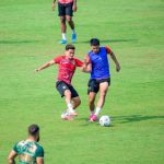 Pelatih Persebaya Surabaya, Bernardo Tavares, memberikan keterangan dalam konferensi pers jelang laga pembuka musim.