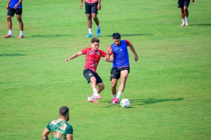 Pelatih Persebaya Surabaya, Bernardo Tavares, memberikan keterangan dalam konferensi pers jelang laga pembuka musim.