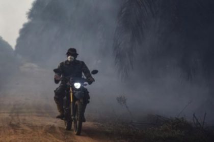 Petugas memantau titik api kebakaran hutan dan lahan sebagai bagian dari upaya mitigasi pemerintah Indonesia