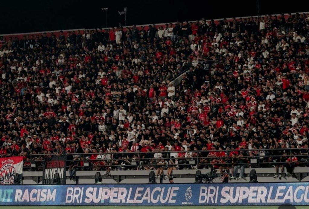 Suasana tribun Stadion Kapten I Wayan Dipta saat laga Bali United melawan PSS Sleman dengan 16.000 penonton.