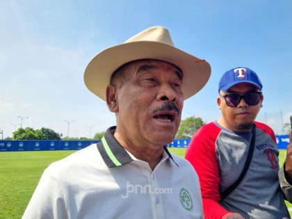 Pemain Persib Bandung berlatih di lapangan hijau untuk persiapan pertandingan melawan PSM Makassar