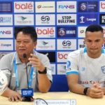 Pelatih Kalteng FC, Mundari Karya, memberikan instruksi kepada pemainnya di pinggir lapangan