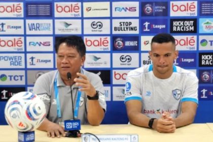 Pelatih Kalteng FC, Mundari Karya, memberikan instruksi kepada pemainnya di pinggir lapangan