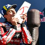 Marc Marquez merayakan keberhasilan memimpin klasemen sementara MotoGP 2026 setelah balapan di Sirkuit Misano.