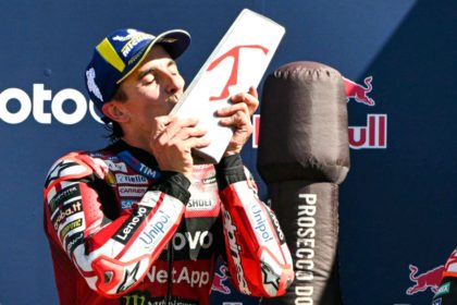 Marc Marquez merayakan keberhasilan memimpin klasemen sementara MotoGP 2026 setelah balapan di Sirkuit Misano.