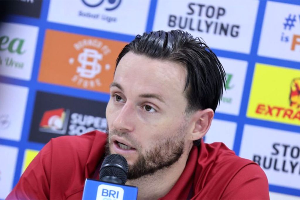 Kapten Persib Bandung Marc Klok saat sesi latihan tim jelang laga melawan PSM Makassar.