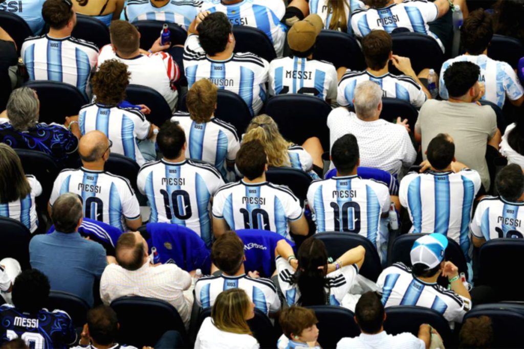 Lionel Messi mengenakan seragam tim nasional Argentina saat bertanding di lapangan hijau.