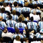 Lionel Messi mengenakan seragam tim nasional Argentina saat bertanding di lapangan hijau.