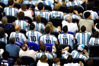 Lionel Messi mengenakan seragam tim nasional Argentina saat bertanding di lapangan hijau.