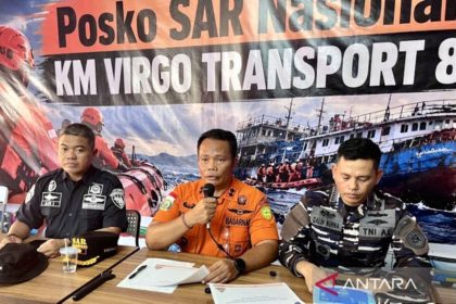 Tim penyelam gabungan mengevakuasi korban dari dalam bangkai kapal KM Virgo Transport 8 di Laut Jawa.