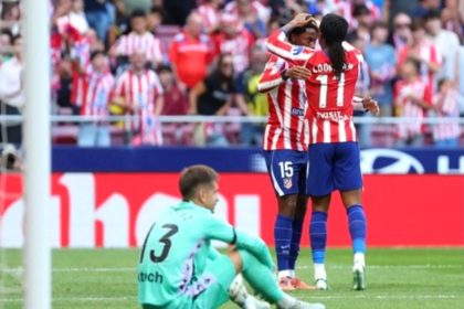 Pemain Atletico Madrid merayakan gol ke gawang Osasuna di Stadion Riyadh Air Metropolitano