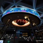 Grafik pergerakan Indeks Harga Saham Gabungan di layar monitor perdagangan saham