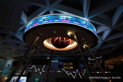 Grafik pergerakan Indeks Harga Saham Gabungan di layar monitor perdagangan saham