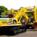Logo PT United Tractors Tbk dengan latar belakang putih