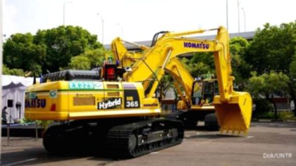 Logo PT United Tractors Tbk dengan latar belakang putih