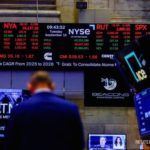 Tampilan layar pergerakan grafik indeks harga saham di bursa global yang sedang menguat