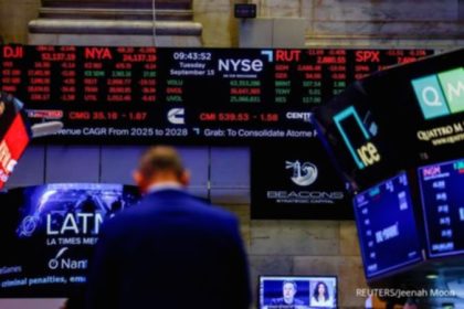 Tampilan layar pergerakan grafik indeks harga saham di bursa global yang sedang menguat