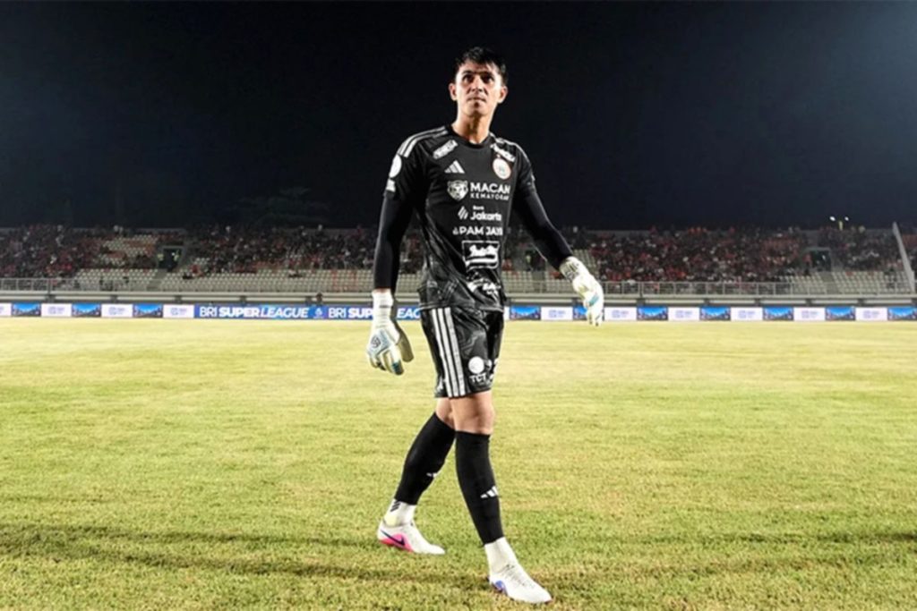Penjaga gawang Persija Jakarta, Nadeo Argawinata, saat tampil dalam laga melawan Borneo FC di Stadion Segiri.