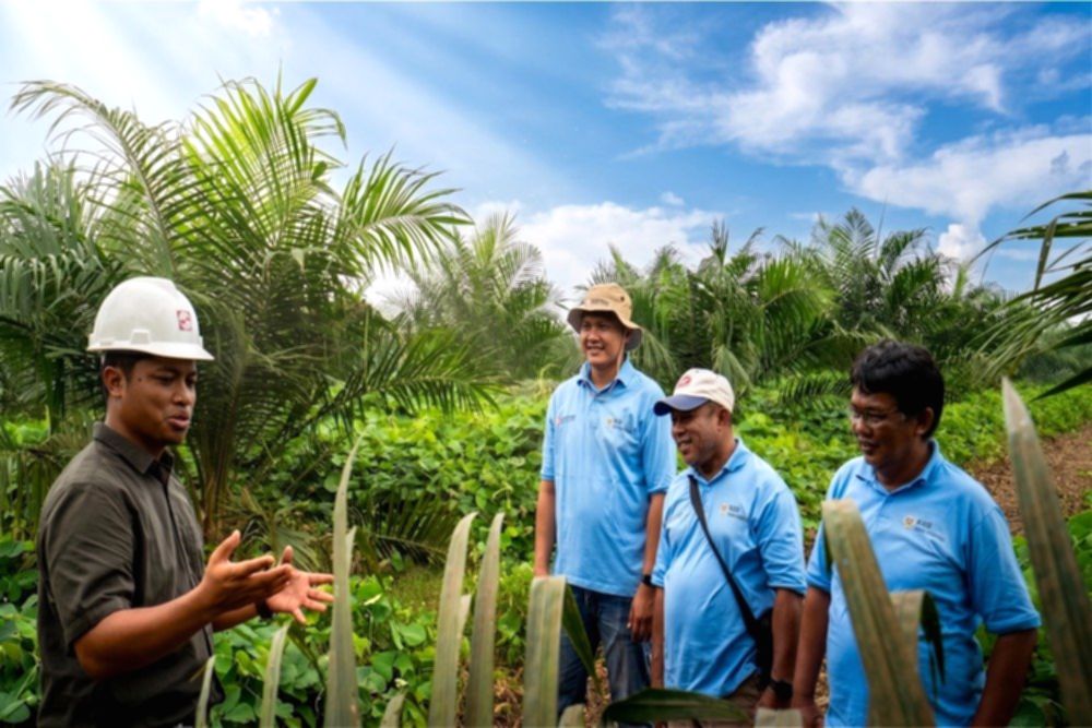 Perwakilan Sinar Mas Agribusiness and Food bersama petani saat program peremajaan kelapa sawit di Musi Rawas