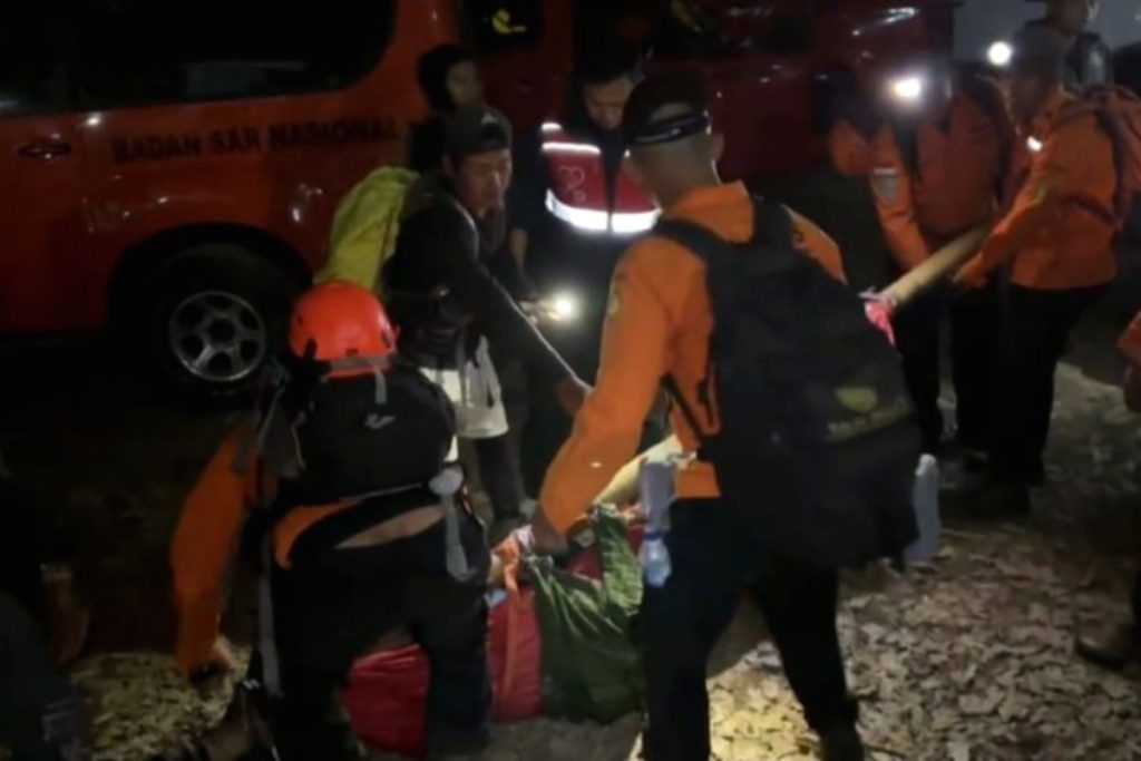 Tim SAR gabungan mengevakuasi pendaki asal China yang mengalami kecelakaan di Gunung Rinjani
