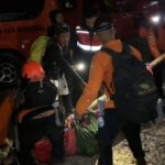 Tim SAR gabungan mengevakuasi pendaki asal China yang mengalami kecelakaan di Gunung Rinjani