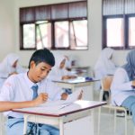 Siswa SMA dan SMK sedang mengikuti proses registrasi Tes Kemampuan Akademik (TKA) secara daring