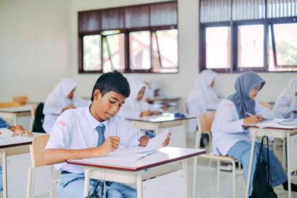 Siswa SMA dan SMK sedang mengikuti proses registrasi Tes Kemampuan Akademik (TKA) secara daring