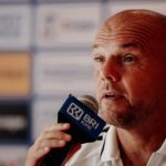 Pelatih Bali United Johnny Jansen saat memberikan arahan taktik di pinggir lapangan