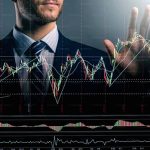 Grafik pergerakan harga aset kripto dan ikon manajemen risiko di layar komputer