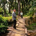 Kepala Unit BRI Sigambal M. A. Hasibuan menempuh medan berlumpur untuk menemui nasabah UMKM di pelosok Labuhanbatu.