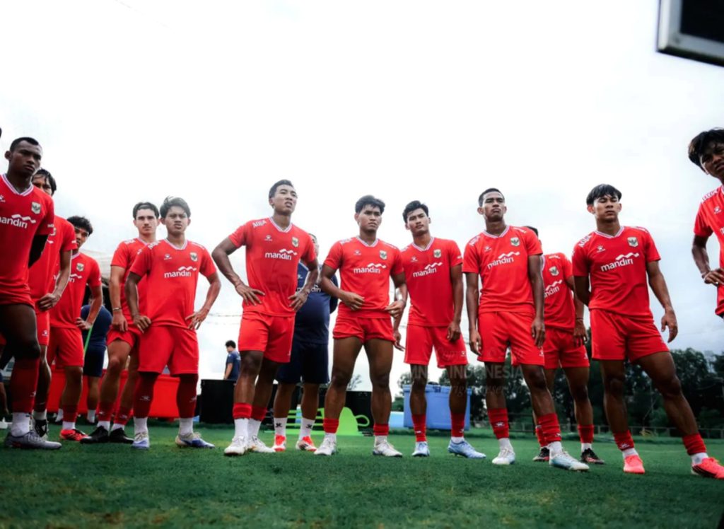 Pemain Timnas Indonesia U-20 sedang menjalani sesi latihan di lapangan sepak bola.