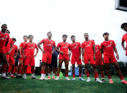 Pemain Timnas Indonesia U-20 sedang menjalani sesi latihan di lapangan sepak bola.