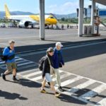 Suasana sibuk di area terminal keberangkatan bandara yang dikelola oleh InJourney Airports