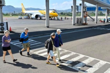 Suasana sibuk di area terminal keberangkatan bandara yang dikelola oleh InJourney Airports