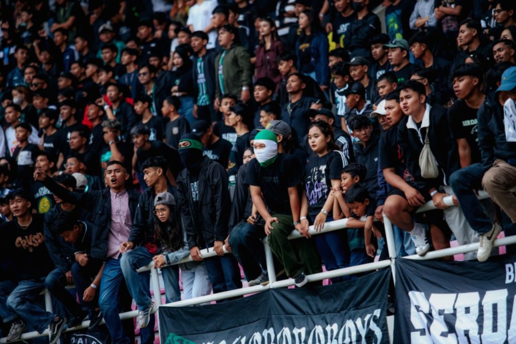 Pelatih PSS Sleman Pieter Huistra saat memberikan keterangan dalam sesi jumpa pers di Gianyar